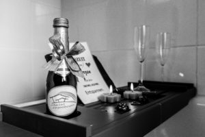 Apero auf Badewanne schwarzweiss