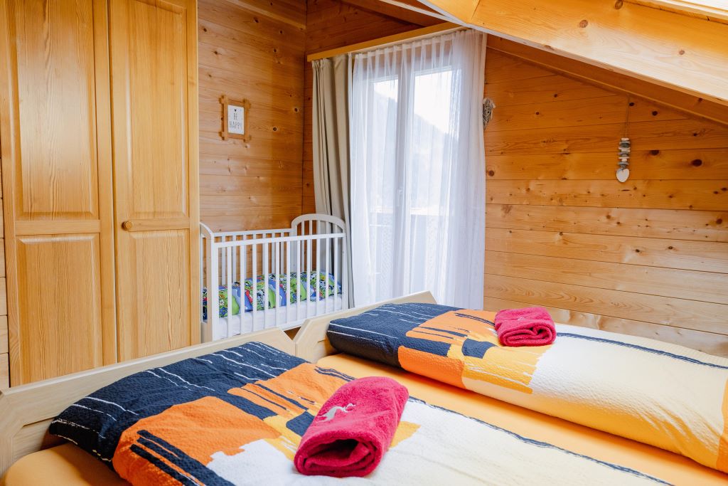 Zimmer 1 mit Kinderbett